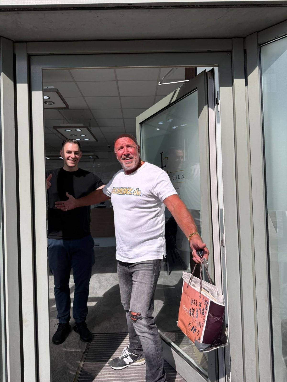 Ramon Cürlis mit seinem Mentor Goldheinz in der Tür des Ladengeschäfts am Neumarkt