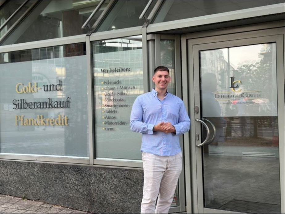 Ramon Cürlis vor dem Ladengeschäft, Schaufenster mit der Aufschrift Gold- und Silberankauf